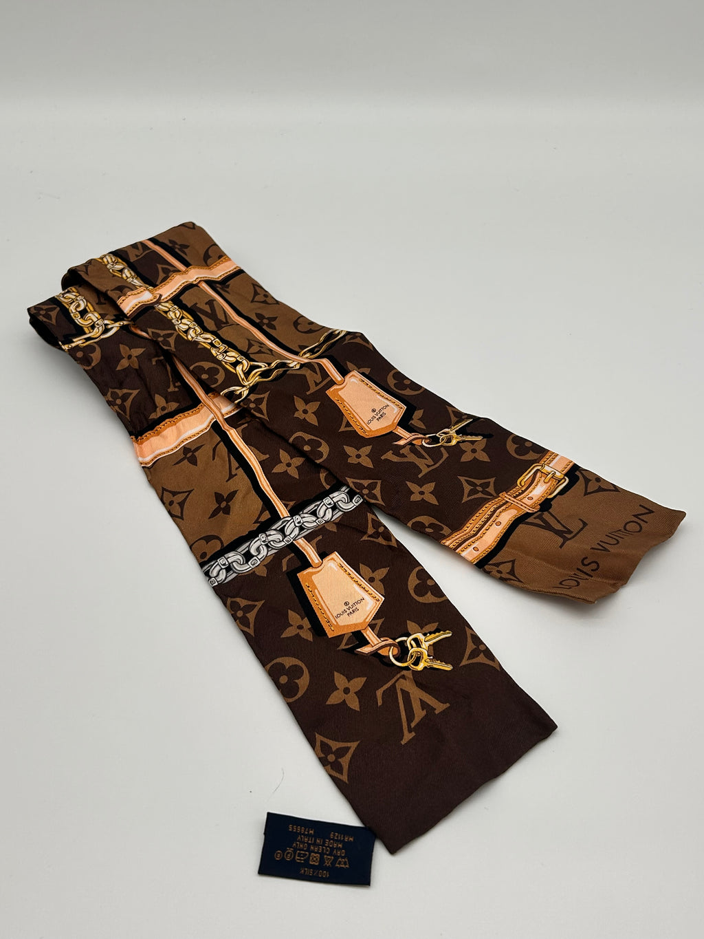 Louis Vuitton bandeau confidential